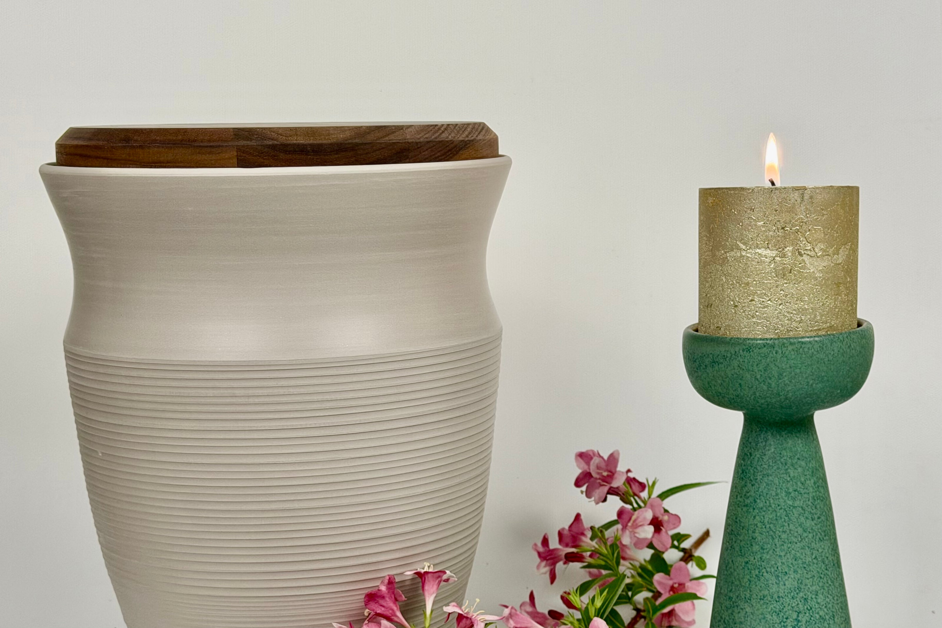 Keramikurne mit Kerze und Blumen